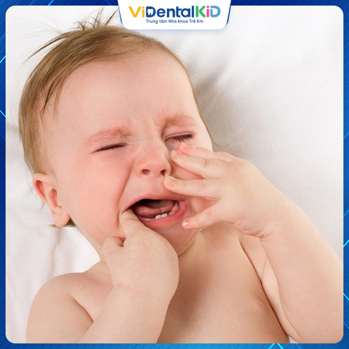 Sốt nhẹ, quấy khóc… là những dấu hiệu cho thấy trẻ mọc răng