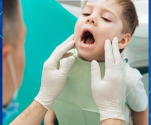 Trẻ được bác sĩ thăm khám trước khi thực hiện trám răng