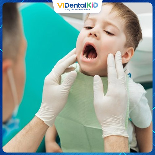 Trẻ được bác sĩ thăm khám trước khi thực hiện trám răng